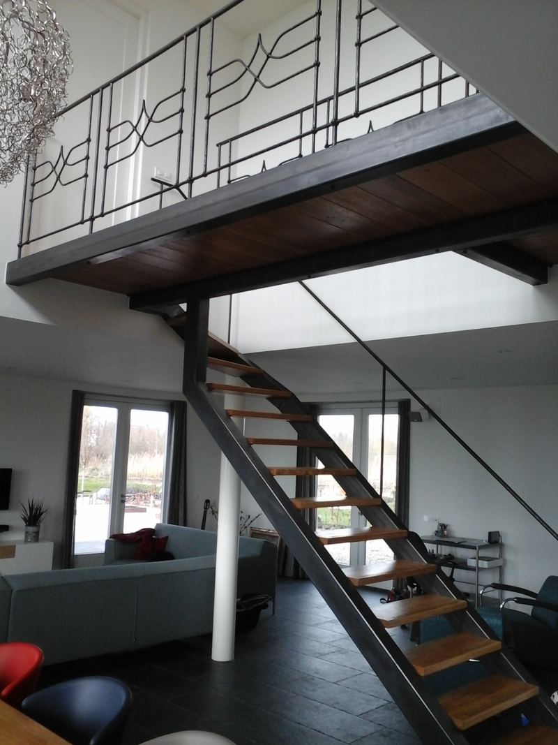 HandyFerro projecten - Stalen trap en overloop inclusief balustrade in Nieuwkoop